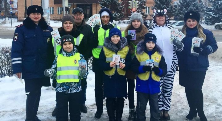В Татарстане сотрудники ГИБДД совместно с представители ЮИД провели ликбез для водителей и пешеходов