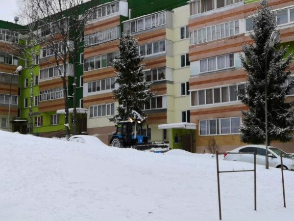 В Камских Полянах расчищают улицы и дворы от снега