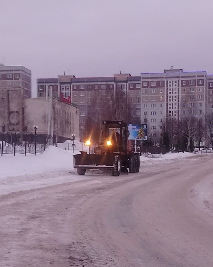 Коммунальные службы Камских Полян продолжают устранять последствия снегопада