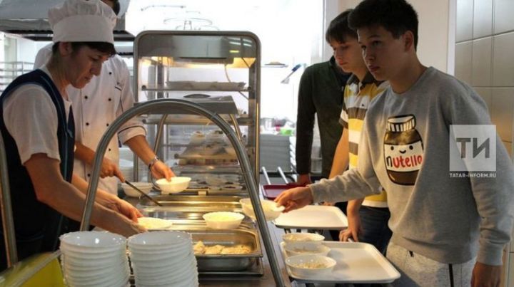 «Создать все возможности для организации бесплатного горячего питания учащимся начальных классов» - призвал Президент России