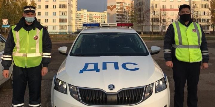 В Татарстане сотрудники ГИБДД оказали помощь женщине, которой внезапно стало плохо