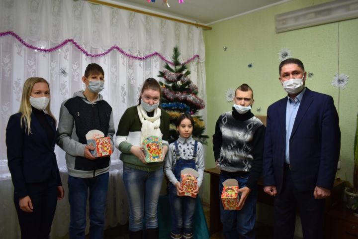 Представители депутата поздравили особенных детей Камских Полян с наступающим Новым годом