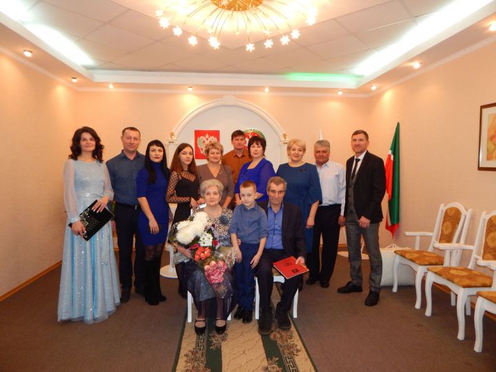 В Камских Полянах начальник отдела ЗАГС поздравила с золотым юбилеем совместной жизни чету Тарасовых