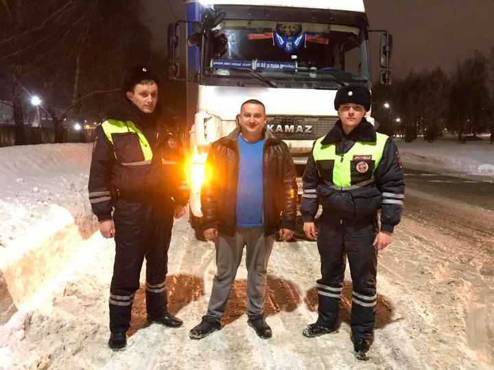 В Татарстане автоинспекторы освободили из снежного плена большегруз