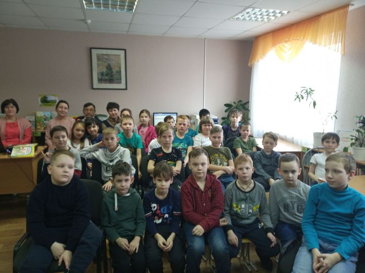 Юные читатели встретились с Почетным жителем Камских Полян