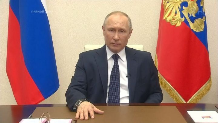 Владимир Путин продлил карантин до конца месяца