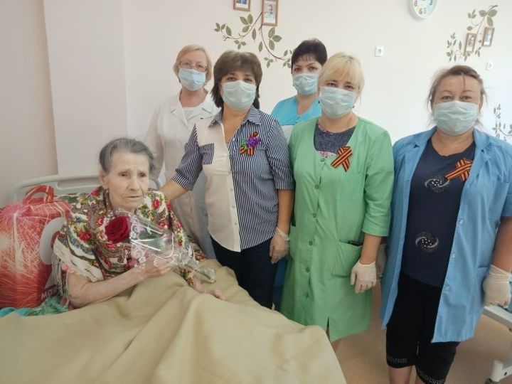 В Камско-Полянском психоневрологическом интернате поздравили труженицу тыла с 75-летием Победы