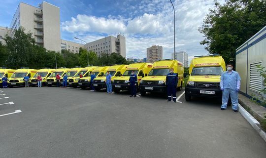 Минниханов вручил медикам Татарстана ключи от автомобилей скорой помощи