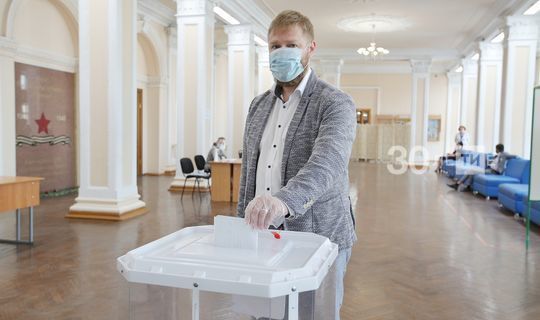 «Лишний раз проверил здоровье»: Малькевич проголосовал на УИК в Казани