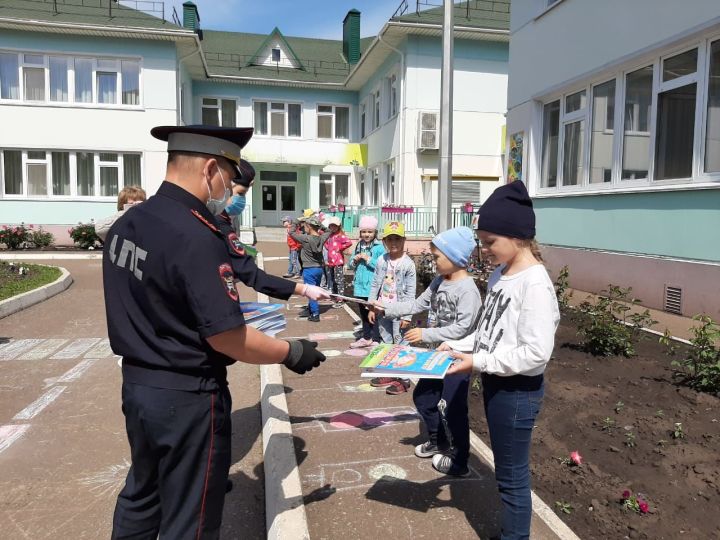 Автоинспекторы Татарстана провели конкурс рисунков на асфальте «Безопасность глазами детей»