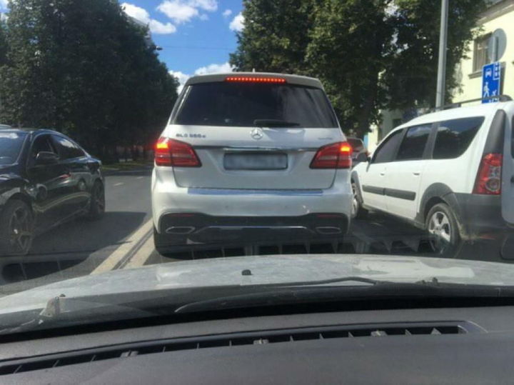 Сотрудники Госавтоинспекции установили водителя автомобиля с перевернутым государственным регистрационным знаком
