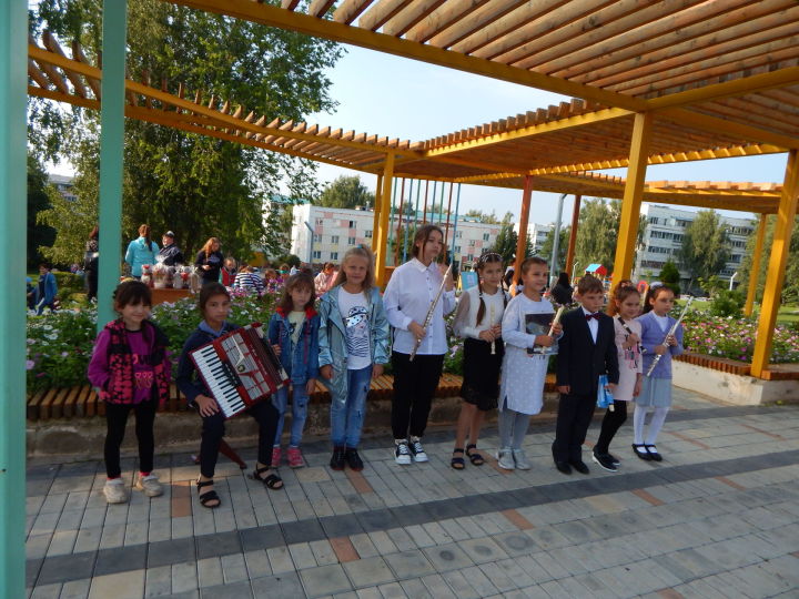 Мастер-классы от музыкальной школы и ЦДТ «Радуга» в День города Камских Полян