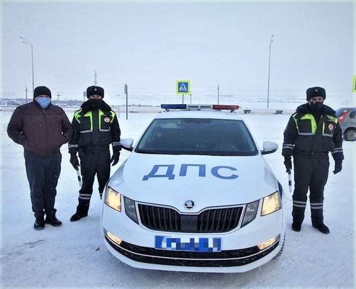 В Татарстане сотрудники ГИБДД помогли замерзавшему на трассе мужчине