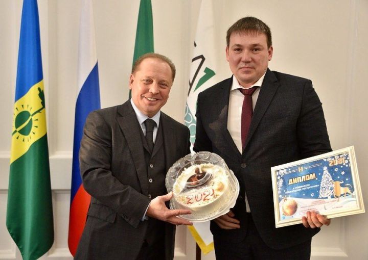 Руководитель исполнительного комитета Камских Полян получил награду из рук Айдара Метшина