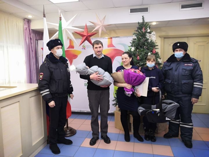 Сотрудники ГИБДД передали автокресло для новорожденного, которому помогли появиться на свет