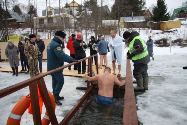 Сотрудники МЧС напоминают о мерах безопасности при купании в праздник Крещения Господня