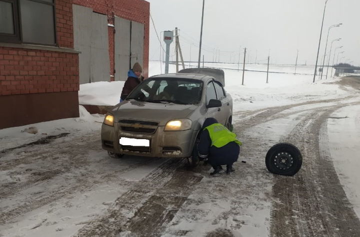 В Татарстане инспекторы ДПС помогли автоледи с детьми, управлявшей автомобилем с неисправностью
