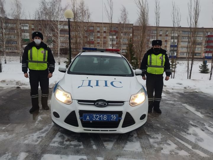 В Татарстане сотрудники ГИБДД помогли мужчине вызволить автомобиль из сугроба