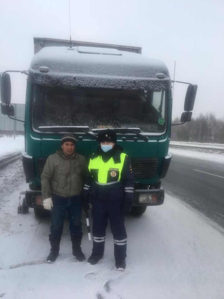 В Татарстане сотрудники ГИБДД помогли замерзавшему на трассе дальнобойщику