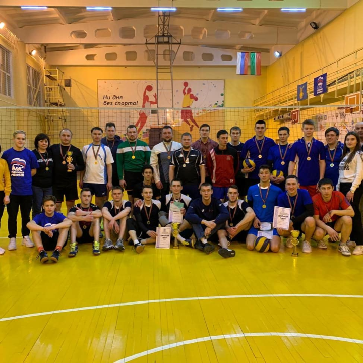 В Камских Полянах состоялся турнир по волейболу среди мужских команд сельских поселений