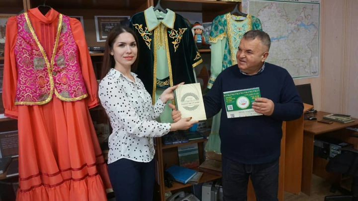 Глава штаба-татар подарил камполянскому молодежному центру памятные подарки