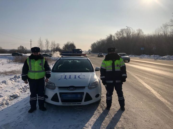 В Татарстане автоинспекторы помогли водителю устранить серьезную неисправность