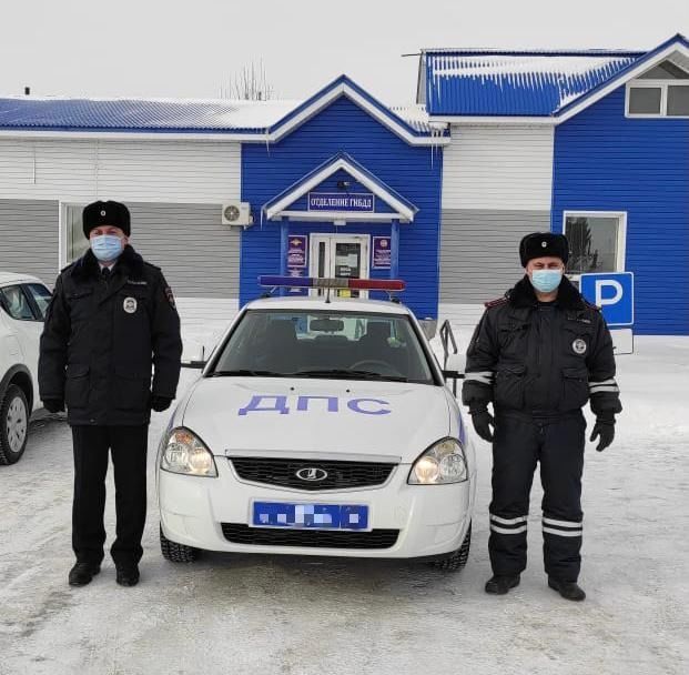 В Татарстане сотрудники ГИБДД помогли замерзавшему на трассе водителю
