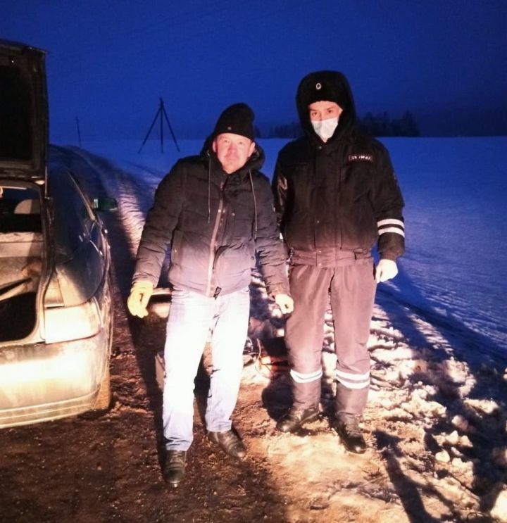 В Татарстане автоинспекторы помогли водителю устранить неисправность автомобиля