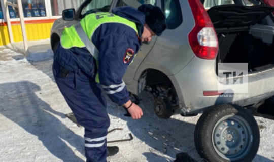 Сотрудники ГИБДД в Татарстане помогли автоледи поменять колесо на машине