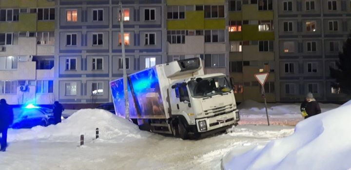 В Татарстане сотрудники ГИБДД помогли водителю вызволить грузовой автомобиль из сугроба