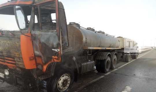 На трассе в Татарстане загорелся грузовик с молоком