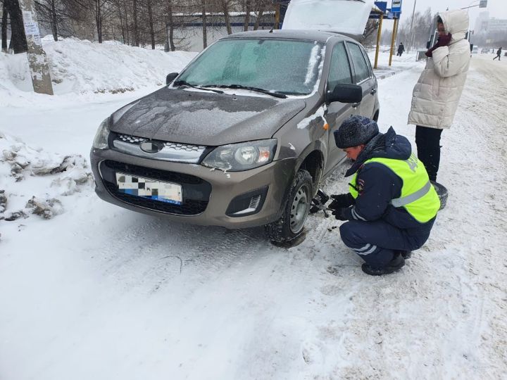 В Татарстане инспекторы ДПС помогли женщине, управлявшей автомобилем с неисправностью