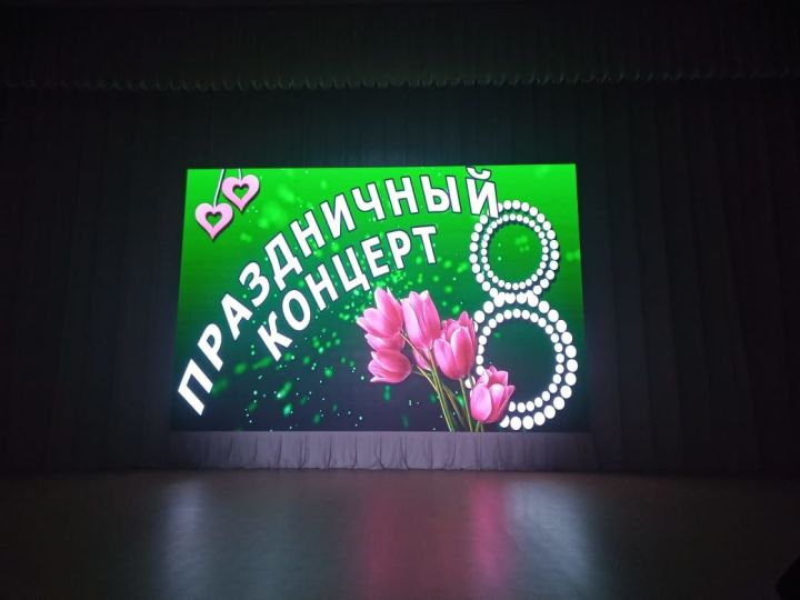 В данный момент в Камских Полянах проходит большой концерт, посвященный 8 марта