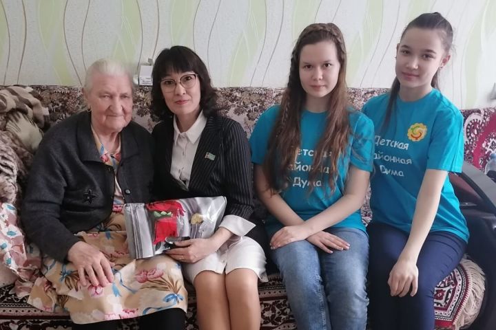 Депутат Камских Полян и активисты ДРД посетили тружениц тыла