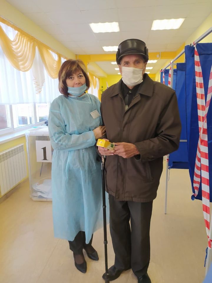 В Камских Полянах в день выборов пожилые горожане получают подарки