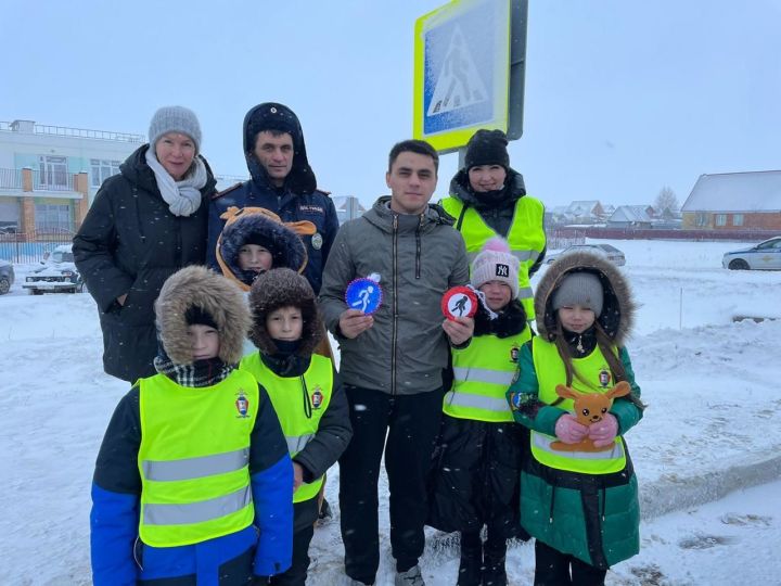 Световозвращающий десант юных инспекторов движения призвал татарстанцев быть яркими на дороге