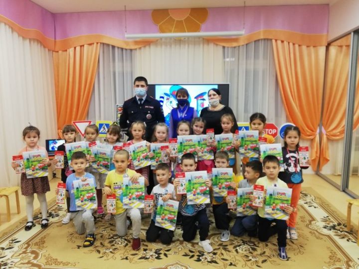 В детских садах Татарстана автоинспекторы учат малышей основам безопасного поведения на дороге