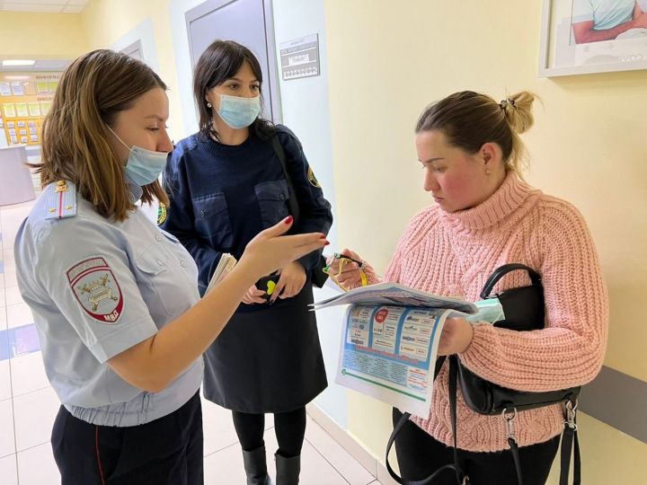 В Татарстане сотрудники Госавтоинспекции провели мастер класс для будущих мам
