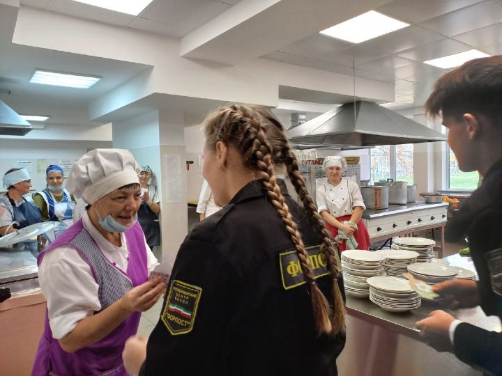 Камполянские активисты отряда Форпост «Эдельвейс » поздравили поваров школ с профессиональным праздником