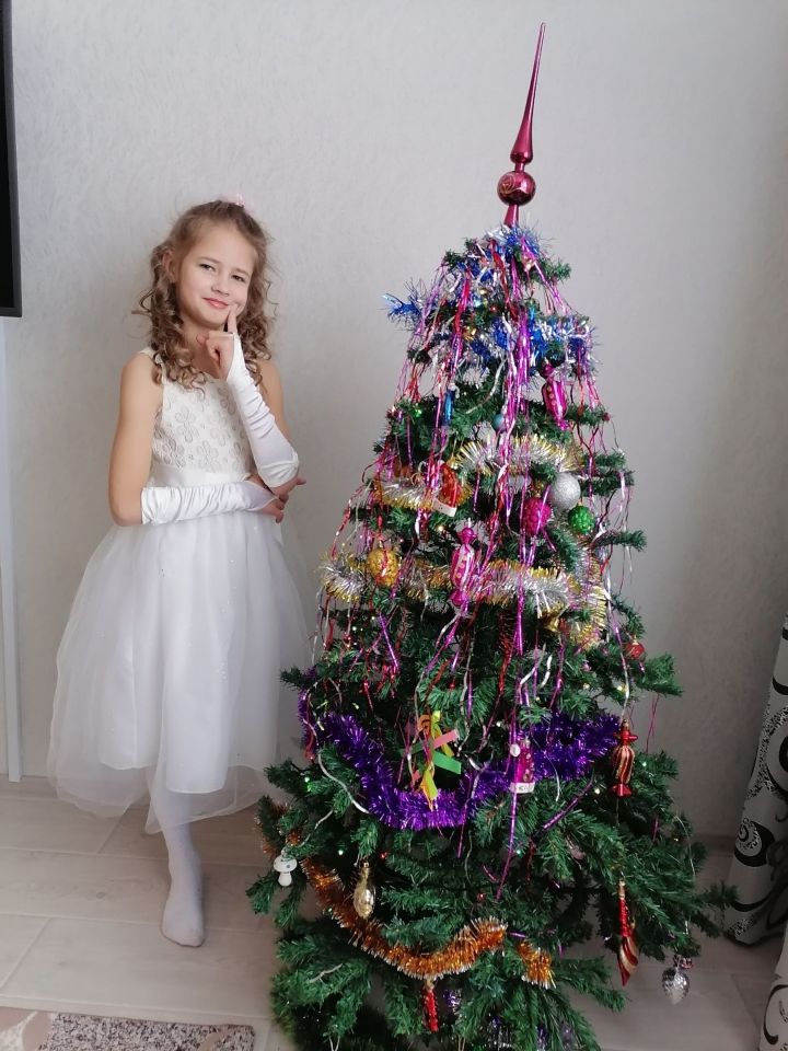 Ксения  Бабушкина  - третья участница фотоконкурса «Здравствуй, елка, Новый год!»