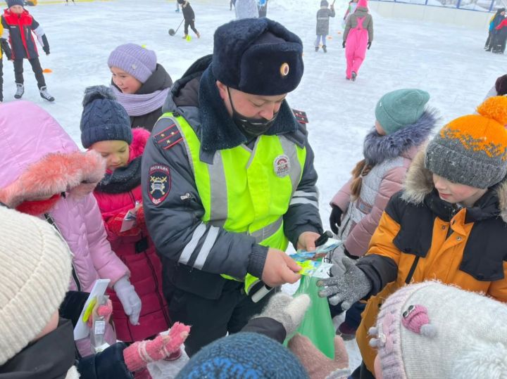 В Татарстане сотрудники Госавтоинспекции проводят разъяснительные беседы с участниками дорожного движения