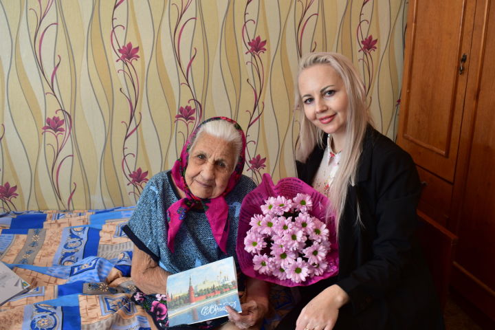 В Камских Полянах поздравили с 90-летним юбилеем труженицу тыла
