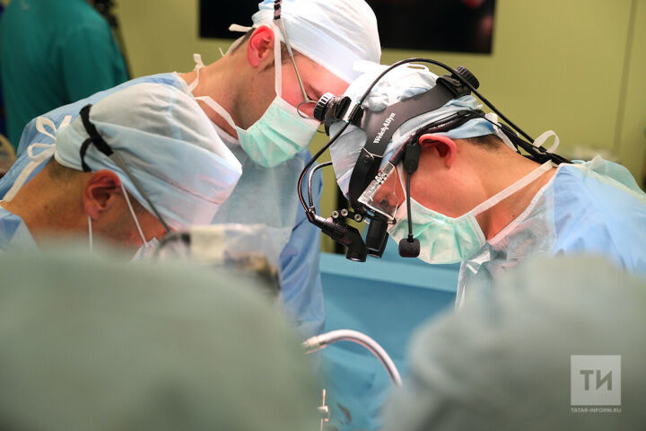 Двое мальчиков попали на операционный стол после того, как проглотили иглы