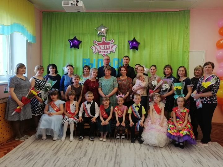 Последний праздник дошкольного детства для детей из Кармалов