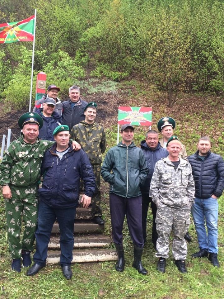 Пограничники Камских Полян вновь собрались около памятного знака