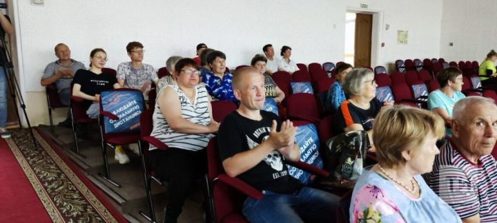 «Музыка отвлечет от стресса»: В Казани оркестр Росгвардии сыграл для жителей Донбасса