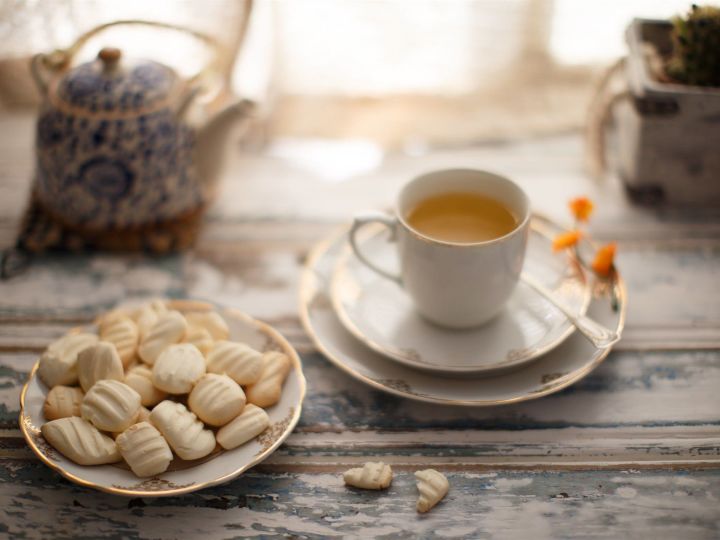 Гастроэнтеролог предупредил, чем опасна привычка пить чай с печеньками
