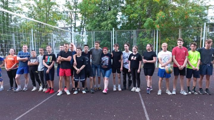 День физкультурника в Камских Полянах отметили волейболом
