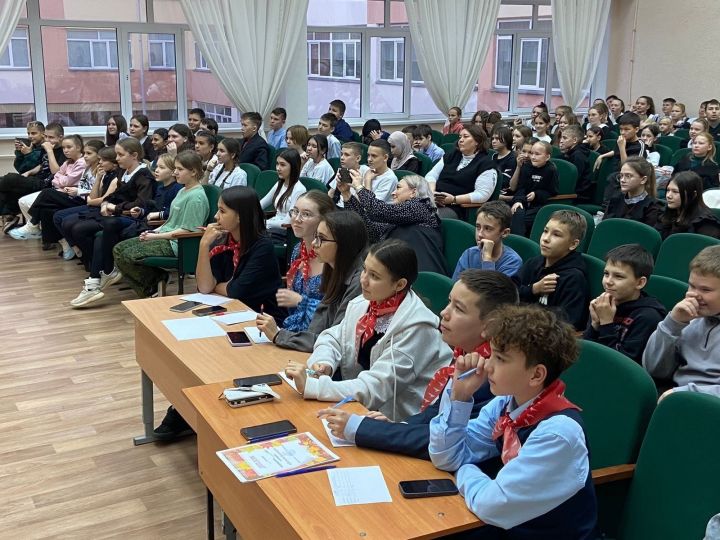 Бал «Осенние фантазии» в Камскополянской школе № 1 наполнен радостью и дружбой