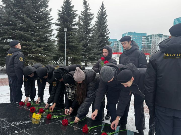 Активисты отряда «Форпост» Камских Полян возложили цветы к монументу Победы